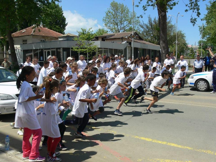 Спортуващи деца на маратон | LuckyFit