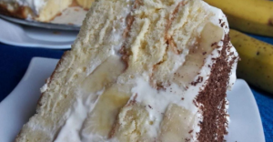 Защо е по-добре да изхвърлите някои продукти и да включите други в ежедневната си диета? Постепенното отхвърляне на нездравословната храна ще ви помогне да загубите излишни килограми и да се почувствате здрав и щастлив човек. Не е необходимо да гладувате и да редувате модерни диети, без траен ефект за фигурата ви. Добре е да си съставите списък не само с полезните продукти, а и с вредните. Това са храните, които трябва да изключим от менюто си при отслабване. Видове храни, които вредят за отслабване Какви храни трябва да се елиминират от диетата, за да отслабнете? Противно на общоприетото схващане, не е достатъчно да се откажете от много въглехидрати, за да започнете бързо да отслабвате. Списъкът с храни може да ви се стори изненадващо дълъг, но нито една от храните в него не е жизненоважна. За всичко можете да намерите здравословни и еднакво вкусни алтернативи. Така че, за диетата ви е добре да се откажете от следните продукти: Храни с подобрители на вкуса и изкуствени оцветители Съвременната реклама се научи да позиционира дори нездравословните продукти като полезни. Внимателното проучване на етикета ще ви помогне да избегнете попадането на тези трикове. Не бъдете мързеливи, за да прочетете състава – ако има трудни за произнасяне имена и буквено-цифрови индекси, трябва да внимавате, защото зад тях в много случаи се крият всякакви химически добавки. Като правило, колкото по-прости са компонентите и колкото по-малък е техният брой, толкова по-естествен е продуктът. Храните с изкуствени оцветители изглеждат по-апетитно и ви привличат, а подобрителите на вкуса ви карат да консумирате все повече и повече. Сладкарски изделия Торти, сладкиши, вафли и други продукти от брашно и захар са вкусни и примамливи, но и много вредни. Съдържат огромното количество захар и въглехидрати и са истинска калорийна бомба. Ако не можете да си представите живота без сладкиши, можете да замените вредните с полезни: бисквити с овесени ядки мед сушени плодове истински черен шоколад Рафинирани растителни масла След обработката и почистването в тях не остава нищо полезно, но има много мазнини. Невъзможно е напълно да се изключи маслото от диетата: те са средство получаване на витамини и минерали. Но е възможно и необходимо да замените вредните продукти с полезни. Сменете рафинираното слънчогледово масло със същото, но не рафинирано. Използвайте зехтин, кокосово масло, а има и други варианти. Мазно и пържено Методът на готвене също влияе върху съдържанието на калории и ползите от храната. Не е тайна, че пържените картофи са с високо съдържание на сол, мазнини и калории. Освен това мнозина добавят сирене или някакъв нездравословен сос към бързата храна, което прави картофите още по-питателни. Типична порция пържени картофи съдържа около 420 калории. Добавете 100 г сос от сирене и имате допълнителни 400 калории и 30 грама мазнини. Сол и захар Не, не бива да ги премахвате напълно диетата им. Първо, водносолевият баланс в тялото трябва да е перфектен. Второ, мозъкът обича глюкозата. Но е необходимо да се намали количеството на тяхното използване. Газирани напитки Редовната консумация на газирани напитки е вредна. Те не утоляват жаждата и не носят ползи за тялото. Имат високо съдържание на захар или изкуствени подсладители, а газираното също не е полезно за организма. Дори диетичната сода е заредена с изкуствени подсладители. По-добре пийте неподсладен чай или прясно изцеден плодов или зеленчуков сок. Обработени меса Преработеното месо обикновено съдържа нитрати и други химически добавки, които удължават живота му и подобряват вкуса и цвета му. Кренвирши, наденици и салами могат да се състоят от останки от животински части, смесени с много сол и мазнини. Яденето на преработено месо не само не носи ползи за здравето, а и спомага за трупането на килограми. Освен това увеличава риска от високо кръвно налягане и сърдечни заболявания. Можете да замените фабричните колбаси с домашно приготвени. Поне ще знаете какво точно съдържат. Мазни сосове и майонезени салати Майонезата е основният враг на стомаха, черния дроб и красивата фигура. Други фабрично приготвени сосове са също толкова лоши - те съдържат огромни количества нездравословни мазнини, въглехидрати, ароматизатори и консерванти. Не можете да си представите любимото си ястие без сос или кетчуп? Пригответе ги сами, в интернет има много полезни и бързи рецепти. Свикнали сме да приемаме, че салатите са нещо много здравословно и можем да ги консумираме в неограничени количества. Това е така за приготвените от пресни зеленчуци – зеле, спанак, краставици, зелена салата, домати, моркови и т.н. Има и друг вид салати, които са много вкусни, но не бива да ги включвате в менюто си, ако искате да отслабнете. Такива основно са салатите с добавка на майонеза, каквато е любимата за мнозина руска салата. Фастфуд Бързите храни, които можем да хапнем на крак, заемат голям дял от ежедневното хранене. Бургерите например обикновено комбинират месо, сирене, сосове и картофки. Да, вкусни са, бързо стават готови и са питателни. Но са враг на всяка диета. Подобен хамбургер може да се направи и у дома, като замените вредните продукти с полезни. Зърнени закуски Много от нас започват деня си с бързи за приготвяне зърнени закуски. От рекламата научаваме, че зърнените храни са идеални за отслабване и здравословен начин на живот. За съжаление, това не винаги е вярно. Някои закуски, особено мюсли за деца, съдържат: консерванти за удължаване срока на годност изкуствени оцветители аромати захар За да намерите правилната зърнена култура, изберете храни с високо съдържание на фибри без захар или добавки. Рафинирано бяло брашно В резултат на обработката и пречистването брашното губи част от полезните си свойства. В хлебните изделия най-бялото брашно в комбинация с мая дава отрицателен ефект: тежест в стомаха влошаване на състоянието на кожата постоянно усещане за подуване Изключвайки хлебните кифлички от диетата, веднага ще усетите лекота в тялото си. Това не означава автоматично да изключите хляба от менюто си, просто го заменете с пълнозърнест. Понички и мекици Те съчетават отрицателните свойства на бялото брашно, рафинираните мазнини и захарта. Пържените понички са с високо съдържание на наситени и транс-мазнини, които повишават лошия холестерол. Освен това една поничка е заредена с калории и захар, като същевременно има ниска хранителна стойност. Така че, ако ги обичате, 1-2 понички на месец е вашият лимит. Пържените мекици също не са вариант за вашата диета. Те обикновено се правят от бели брашна и поемат много мазнина при приготвянето им, а често се консумират с пудра захар или конфитюр. Чипсове и бисквитки Чипс, крекери, бисквити, солени ядки, пуканки. Всичко това е вкусно, приятно за хапване пред телевизора или на бюрото, и много вредно. Количеството хидрогенирани мазнини в такива продукти е извън лимита и високата им концентрация в организма води не само до няколко излишни килограма, но и до различни заболявания. Можете да замените цялото това удоволствие със сурови ядки и сушени плодове. Вредни съчетания на продукти Темата за правилното хранене и здравословния начин на живот е от интерес за всеки трети жител на нашата планета. И, разбира се, всички сме чували, че не всички продукти са съвместими. Не само вкусът на ястието, но и неговата полезност за нашето тяло пряко зависи от спазването на принципите на комбиниране на различни продукти помежду си. Определени комбинации нарушават добре координираната работа на храносмилането. Всичко това води до проблеми със стомаха, усещане за тежест, образуване на токсини и поява на наднормено тегло. Ето някои от най-вредните съчетания на храни: Картофи с месо Кой не обича картофи с месо! Но не си струва да консумирате едновременно протеини и въглехидрати, киселината се неутрализира от алкали и продуктите се усвояват слабо. Лошо усвоената храна се отлага в организма под формата на натрупване на токсини и мазнини, което води до наддаване на тегло и заболявания. Протеини с въглехидрати Не яжте плодове, картофи или хляб със сирене, месо или яйца. Храносмилането на въглехидратите и на протеините се извършва по различен начин. При комбинация на тези храни този процес се нарушава. Увеличава се киселинността в стомаха, спира въглехидратното храносмилане и се получава ферментиране в червата. Това може да доведе до болки в стомаха и подуване. Плодове с всякакви други продукти Важно правило е плодовете винаги да се ядат отделно. Те се абсорбират много бързо, но ако се консумират с друг вид храна или след хранене, могат да се задържат в стомаха за дълго време. Това води до ферментация, която може да увреди стените на стомашно-чревния тракт. Мляко и зърнени храни Млякото и зърнените храни съдържат голямо количество бързи въглехидрати, които предизвикват резки промени в нивата на кръвната захар. Когато нивото й отново се понижи, което с приема на подобни въглехидрати се случва бързо, човек започва да усеща глад около 30 минути след яденето на тези храни и затова иска нова порция въглехидрати. Постепенно ли да премахнем вредните храни или веднага? Списъкът на вредните за диетата ви храни е дълъг, но това не означава, че продуктите от този списък са нещо, което трябва да се изхвърли веднага. Ако сте на здравословна диета, опитайте се да сведете до минимум приема на нездравословни храни, а още по-добре да ги замените. Като начало трябва да се отбележи, че нито един продукт не трябва да бъде изключен веднъж завинаги от диетата. Факт е, че през годините тялото е свикнало с постъпващата храна и да я откаже рязко и решително означава да се изложи на стрес. Това няма да е полезно. За да отучите постепенно стомаха от нездравословна храна, струва си да следвате няколко препоръки: Намалете количеството нездравословна храна, но не се отказвайте напълно от нея Например, през първите шест месеца от прехода към правилно хранене, ще бъде възможно да се поглезите с любимата си вредна храна 1-2 пъти месечно. В противен случай, резкият отказ е изпълнен с гастрономически смущения, които определено няма да са от полза. Намерете алтернатива Всяка нездравословна храна може да има по-здравословна и еднакво вкусна алтернатива. Тя може да бъде домашно приготвена храна от съставки, които познавате. Вижте как се приготвят любимите ви ястия В интернет има много видеоклипове зад кулисите на кулинарния живот, които могат да развият отвращение към кетъринга като цяло и по-специално към бързото хранене. Мотивирайте се Здравото тяло, липсата на дискомфорт в стомашно-чревния тракт и намаляването на килограмите е най-доброто доказателство, че правите всичко правилно. В резултат на плавен преход от нездравословна храна към здравословно хранене, вие не само ще свалите тези излишни килограми, но и ще започнете да забелязвате качествени промени в собственото си благосъстояние.