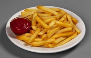 Защо е по-добре да изхвърлите някои продукти и да включите други в ежедневната си диета? Постепенното отхвърляне на нездравословната храна ще ви помогне да загубите излишни килограми и да се почувствате здрав и щастлив човек. Не е необходимо да гладувате и да редувате модерни диети, без траен ефект за фигурата ви. Добре е да си съставите списък не само с полезните продукти, а и с вредните. Това са храните, които трябва да изключим от менюто си при отслабване. Видове храни, които вредят за отслабване Какви храни трябва да се елиминират от диетата, за да отслабнете? Противно на общоприетото схващане, не е достатъчно да се откажете от много въглехидрати, за да започнете бързо да отслабвате. Списъкът с храни може да ви се стори изненадващо дълъг, но нито една от храните в него не е жизненоважна. За всичко можете да намерите здравословни и еднакво вкусни алтернативи. Така че, за диетата ви е добре да се откажете от следните продукти: Храни с подобрители на вкуса и изкуствени оцветители Съвременната реклама се научи да позиционира дори нездравословните продукти като полезни. Внимателното проучване на етикета ще ви помогне да избегнете попадането на тези трикове. Не бъдете мързеливи, за да прочетете състава – ако има трудни за произнасяне имена и буквено-цифрови индекси, трябва да внимавате, защото зад тях в много случаи се крият всякакви химически добавки. Като правило, колкото по-прости са компонентите и колкото по-малък е техният брой, толкова по-естествен е продуктът. Храните с изкуствени оцветители изглеждат по-апетитно и ви привличат, а подобрителите на вкуса ви карат да консумирате все повече и повече. Сладкарски изделия Торти, сладкиши, вафли и други продукти от брашно и захар са вкусни и примамливи, но и много вредни. Съдържат огромното количество захар и въглехидрати и са истинска калорийна бомба. Ако не можете да си представите живота без сладкиши, можете да замените вредните с полезни: бисквити с овесени ядки мед сушени плодове истински черен шоколад Рафинирани растителни масла След обработката и почистването в тях не остава нищо полезно, но има много мазнини. Невъзможно е напълно да се изключи маслото от диетата: те са средство получаване на витамини и минерали. Но е възможно и необходимо да замените вредните продукти с полезни. Сменете рафинираното слънчогледово масло със същото, но не рафинирано. Използвайте зехтин, кокосово масло, а има и други варианти. Мазно и пържено Методът на готвене също влияе върху съдържанието на калории и ползите от храната. Не е тайна, че пържените картофи са с високо съдържание на сол, мазнини и калории. Освен това мнозина добавят сирене или някакъв нездравословен сос към бързата храна, което прави картофите още по-питателни. Типична порция пържени картофи съдържа около 420 калории. Добавете 100 г сос от сирене и имате допълнителни 400 калории и 30 грама мазнини. Сол и захар Не, не бива да ги премахвате напълно диетата им. Първо, водносолевият баланс в тялото трябва да е перфектен. Второ, мозъкът обича глюкозата. Но е необходимо да се намали количеството на тяхното използване. Газирани напитки Редовната консумация на газирани напитки е вредна. Те не утоляват жаждата и не носят ползи за тялото. Имат високо съдържание на захар или изкуствени подсладители, а газираното също не е полезно за организма. Дори диетичната сода е заредена с изкуствени подсладители. По-добре пийте неподсладен чай или прясно изцеден плодов или зеленчуков сок. Обработени меса Преработеното месо обикновено съдържа нитрати и други химически добавки, които удължават живота му и подобряват вкуса и цвета му. Кренвирши, наденици и салами могат да се състоят от останки от животински части, смесени с много сол и мазнини. Яденето на преработено месо не само не носи ползи за здравето, а и спомага за трупането на килограми. Освен това увеличава риска от високо кръвно налягане и сърдечни заболявания. Можете да замените фабричните колбаси с домашно приготвени. Поне ще знаете какво точно съдържат. Мазни сосове и майонезени салати Майонезата е основният враг на стомаха, черния дроб и красивата фигура. Други фабрично приготвени сосове са също толкова лоши - те съдържат огромни количества нездравословни мазнини, въглехидрати, ароматизатори и консерванти. Не можете да си представите любимото си ястие без сос или кетчуп? Пригответе ги сами, в интернет има много полезни и бързи рецепти. Свикнали сме да приемаме, че салатите са нещо много здравословно и можем да ги консумираме в неограничени количества. Това е така за приготвените от пресни зеленчуци – зеле, спанак, краставици, зелена салата, домати, моркови и т.н. Има и друг вид салати, които са много вкусни, но не бива да ги включвате в менюто си, ако искате да отслабнете. Такива основно са салатите с добавка на майонеза, каквато е любимата за мнозина руска салата. Фастфуд Бързите храни, които можем да хапнем на крак, заемат голям дял от ежедневното хранене. Бургерите например обикновено комбинират месо, сирене, сосове и картофки. Да, вкусни са, бързо стават готови и са питателни. Но са враг на всяка диета. Подобен хамбургер може да се направи и у дома, като замените вредните продукти с полезни. Зърнени закуски Много от нас започват деня си с бързи за приготвяне зърнени закуски. От рекламата научаваме, че зърнените храни са идеални за отслабване и здравословен начин на живот. За съжаление, това не винаги е вярно. Някои закуски, особено мюсли за деца, съдържат: консерванти за удължаване срока на годност изкуствени оцветители аромати захар За да намерите правилната зърнена култура, изберете храни с високо съдържание на фибри без захар или добавки. Рафинирано бяло брашно В резултат на обработката и пречистването брашното губи част от полезните си свойства. В хлебните изделия най-бялото брашно в комбинация с мая дава отрицателен ефект: тежест в стомаха влошаване на състоянието на кожата постоянно усещане за подуване Изключвайки хлебните кифлички от диетата, веднага ще усетите лекота в тялото си. Това не означава автоматично да изключите хляба от менюто си, просто го заменете с пълнозърнест. Понички и мекици Те съчетават отрицателните свойства на бялото брашно, рафинираните мазнини и захарта. Пържените понички са с високо съдържание на наситени и транс-мазнини, които повишават лошия холестерол. Освен това една поничка е заредена с калории и захар, като същевременно има ниска хранителна стойност. Така че, ако ги обичате, 1-2 понички на месец е вашият лимит. Пържените мекици също не са вариант за вашата диета. Те обикновено се правят от бели брашна и поемат много мазнина при приготвянето им, а често се консумират с пудра захар или конфитюр. Чипсове и бисквитки Чипс, крекери, бисквити, солени ядки, пуканки. Всичко това е вкусно, приятно за хапване пред телевизора или на бюрото, и много вредно. Количеството хидрогенирани мазнини в такива продукти е извън лимита и високата им концентрация в организма води не само до няколко излишни килограма, но и до различни заболявания. Можете да замените цялото това удоволствие със сурови ядки и сушени плодове. Вредни съчетания на продукти Темата за правилното хранене и здравословния начин на живот е от интерес за всеки трети жител на нашата планета. И, разбира се, всички сме чували, че не всички продукти са съвместими. Не само вкусът на ястието, но и неговата полезност за нашето тяло пряко зависи от спазването на принципите на комбиниране на различни продукти помежду си. Определени комбинации нарушават добре координираната работа на храносмилането. Всичко това води до проблеми със стомаха, усещане за тежест, образуване на токсини и поява на наднормено тегло. Ето някои от най-вредните съчетания на храни: Картофи с месо Кой не обича картофи с месо! Но не си струва да консумирате едновременно протеини и въглехидрати, киселината се неутрализира от алкали и продуктите се усвояват слабо. Лошо усвоената храна се отлага в организма под формата на натрупване на токсини и мазнини, което води до наддаване на тегло и заболявания. Протеини с въглехидрати Не яжте плодове, картофи или хляб със сирене, месо или яйца. Храносмилането на въглехидратите и на протеините се извършва по различен начин. При комбинация на тези храни този процес се нарушава. Увеличава се киселинността в стомаха, спира въглехидратното храносмилане и се получава ферментиране в червата. Това може да доведе до болки в стомаха и подуване. Плодове с всякакви други продукти Важно правило е плодовете винаги да се ядат отделно. Те се абсорбират много бързо, но ако се консумират с друг вид храна или след хранене, могат да се задържат в стомаха за дълго време. Това води до ферментация, която може да увреди стените на стомашно-чревния тракт. Мляко и зърнени храни Млякото и зърнените храни съдържат голямо количество бързи въглехидрати, които предизвикват резки промени в нивата на кръвната захар. Когато нивото й отново се понижи, което с приема на подобни въглехидрати се случва бързо, човек започва да усеща глад около 30 минути след яденето на тези храни и затова иска нова порция въглехидрати. Постепенно ли да премахнем вредните храни или веднага? Списъкът на вредните за диетата ви храни е дълъг, но това не означава, че продуктите от този списък са нещо, което трябва да се изхвърли веднага. Ако сте на здравословна диета, опитайте се да сведете до минимум приема на нездравословни храни, а още по-добре да ги замените. Като начало трябва да се отбележи, че нито един продукт не трябва да бъде изключен веднъж завинаги от диетата. Факт е, че през годините тялото е свикнало с постъпващата храна и да я откаже рязко и решително означава да се изложи на стрес. Това няма да е полезно. За да отучите постепенно стомаха от нездравословна храна, струва си да следвате няколко препоръки: Намалете количеството нездравословна храна, но не се отказвайте напълно от нея Например, през първите шест месеца от прехода към правилно хранене, ще бъде възможно да се поглезите с любимата си вредна храна 1-2 пъти месечно. В противен случай, резкият отказ е изпълнен с гастрономически смущения, които определено няма да са от полза. Намерете алтернатива Всяка нездравословна храна може да има по-здравословна и еднакво вкусна алтернатива. Тя може да бъде домашно приготвена храна от съставки, които познавате. Вижте как се приготвят любимите ви ястия В интернет има много видеоклипове зад кулисите на кулинарния живот, които могат да развият отвращение към кетъринга като цяло и по-специално към бързото хранене. Мотивирайте се Здравото тяло, липсата на дискомфорт в стомашно-чревния тракт и намаляването на килограмите е най-доброто доказателство, че правите всичко правилно. В резултат на плавен преход от нездравословна храна към здравословно хранене, вие не само ще свалите тези излишни килограми, но и ще започнете да забелязвате качествени промени в собственото си благосъстояние.