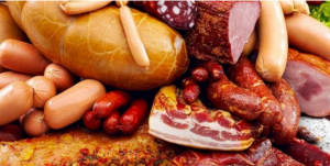 Защо е по-добре да изхвърлите някои продукти и да включите други в ежедневната си диета? Постепенното отхвърляне на нездравословната храна ще ви помогне да загубите излишни килограми и да се почувствате здрав и щастлив човек. Не е необходимо да гладувате и да редувате модерни диети, без траен ефект за фигурата ви. Добре е да си съставите списък не само с полезните продукти, а и с вредните. Това са храните, които трябва да изключим от менюто си при отслабване. Видове храни, които вредят за отслабване Какви храни трябва да се елиминират от диетата, за да отслабнете? Противно на общоприетото схващане, не е достатъчно да се откажете от много въглехидрати, за да започнете бързо да отслабвате. Списъкът с храни може да ви се стори изненадващо дълъг, но нито една от храните в него не е жизненоважна. За всичко можете да намерите здравословни и еднакво вкусни алтернативи. Така че, за диетата ви е добре да се откажете от следните продукти: Храни с подобрители на вкуса и изкуствени оцветители Съвременната реклама се научи да позиционира дори нездравословните продукти като полезни. Внимателното проучване на етикета ще ви помогне да избегнете попадането на тези трикове. Не бъдете мързеливи, за да прочетете състава – ако има трудни за произнасяне имена и буквено-цифрови индекси, трябва да внимавате, защото зад тях в много случаи се крият всякакви химически добавки. Като правило, колкото по-прости са компонентите и колкото по-малък е техният брой, толкова по-естествен е продуктът. Храните с изкуствени оцветители изглеждат по-апетитно и ви привличат, а подобрителите на вкуса ви карат да консумирате все повече и повече. Сладкарски изделия Торти, сладкиши, вафли и други продукти от брашно и захар са вкусни и примамливи, но и много вредни. Съдържат огромното количество захар и въглехидрати и са истинска калорийна бомба. Ако не можете да си представите живота без сладкиши, можете да замените вредните с полезни: бисквити с овесени ядки мед сушени плодове истински черен шоколад Рафинирани растителни масла След обработката и почистването в тях не остава нищо полезно, но има много мазнини. Невъзможно е напълно да се изключи маслото от диетата: те са средство получаване на витамини и минерали. Но е възможно и необходимо да замените вредните продукти с полезни. Сменете рафинираното слънчогледово масло със същото, но не рафинирано. Използвайте зехтин, кокосово масло, а има и други варианти. Мазно и пържено Методът на готвене също влияе върху съдържанието на калории и ползите от храната. Не е тайна, че пържените картофи са с високо съдържание на сол, мазнини и калории. Освен това мнозина добавят сирене или някакъв нездравословен сос към бързата храна, което прави картофите още по-питателни. Типична порция пържени картофи съдържа около 420 калории. Добавете 100 г сос от сирене и имате допълнителни 400 калории и 30 грама мазнини. Сол и захар Не, не бива да ги премахвате напълно диетата им. Първо, водносолевият баланс в тялото трябва да е перфектен. Второ, мозъкът обича глюкозата. Но е необходимо да се намали количеството на тяхното използване. Газирани напитки Редовната консумация на газирани напитки е вредна. Те не утоляват жаждата и не носят ползи за тялото. Имат високо съдържание на захар или изкуствени подсладители, а газираното също не е полезно за организма. Дори диетичната сода е заредена с изкуствени подсладители. По-добре пийте неподсладен чай или прясно изцеден плодов или зеленчуков сок. Обработени меса Преработеното месо обикновено съдържа нитрати и други химически добавки, които удължават живота му и подобряват вкуса и цвета му. Кренвирши, наденици и салами могат да се състоят от останки от животински части, смесени с много сол и мазнини. Яденето на преработено месо не само не носи ползи за здравето, а и спомага за трупането на килограми. Освен това увеличава риска от високо кръвно налягане и сърдечни заболявания. Можете да замените фабричните колбаси с домашно приготвени. Поне ще знаете какво точно съдържат. Мазни сосове и майонезени салати Майонезата е основният враг на стомаха, черния дроб и красивата фигура. Други фабрично приготвени сосове са също толкова лоши - те съдържат огромни количества нездравословни мазнини, въглехидрати, ароматизатори и консерванти. Не можете да си представите любимото си ястие без сос или кетчуп? Пригответе ги сами, в интернет има много полезни и бързи рецепти. Свикнали сме да приемаме, че салатите са нещо много здравословно и можем да ги консумираме в неограничени количества. Това е така за приготвените от пресни зеленчуци – зеле, спанак, краставици, зелена салата, домати, моркови и т.н. Има и друг вид салати, които са много вкусни, но не бива да ги включвате в менюто си, ако искате да отслабнете. Такива основно са салатите с добавка на майонеза, каквато е любимата за мнозина руска салата. Фастфуд Бързите храни, които можем да хапнем на крак, заемат голям дял от ежедневното хранене. Бургерите например обикновено комбинират месо, сирене, сосове и картофки. Да, вкусни са, бързо стават готови и са питателни. Но са враг на всяка диета. Подобен хамбургер може да се направи и у дома, като замените вредните продукти с полезни. Зърнени закуски Много от нас започват деня си с бързи за приготвяне зърнени закуски. От рекламата научаваме, че зърнените храни са идеални за отслабване и здравословен начин на живот. За съжаление, това не винаги е вярно. Някои закуски, особено мюсли за деца, съдържат: консерванти за удължаване срока на годност изкуствени оцветители аромати захар За да намерите правилната зърнена култура, изберете храни с високо съдържание на фибри без захар или добавки. Рафинирано бяло брашно В резултат на обработката и пречистването брашното губи част от полезните си свойства. В хлебните изделия най-бялото брашно в комбинация с мая дава отрицателен ефект: тежест в стомаха влошаване на състоянието на кожата постоянно усещане за подуване Изключвайки хлебните кифлички от диетата, веднага ще усетите лекота в тялото си. Това не означава автоматично да изключите хляба от менюто си, просто го заменете с пълнозърнест. Понички и мекици Те съчетават отрицателните свойства на бялото брашно, рафинираните мазнини и захарта. Пържените понички са с високо съдържание на наситени и транс-мазнини, които повишават лошия холестерол. Освен това една поничка е заредена с калории и захар, като същевременно има ниска хранителна стойност. Така че, ако ги обичате, 1-2 понички на месец е вашият лимит. Пържените мекици също не са вариант за вашата диета. Те обикновено се правят от бели брашна и поемат много мазнина при приготвянето им, а често се консумират с пудра захар или конфитюр. Чипсове и бисквитки Чипс, крекери, бисквити, солени ядки, пуканки. Всичко това е вкусно, приятно за хапване пред телевизора или на бюрото, и много вредно. Количеството хидрогенирани мазнини в такива продукти е извън лимита и високата им концентрация в организма води не само до няколко излишни килограма, но и до различни заболявания. Можете да замените цялото това удоволствие със сурови ядки и сушени плодове. Вредни съчетания на продукти Темата за правилното хранене и здравословния начин на живот е от интерес за всеки трети жител на нашата планета. И, разбира се, всички сме чували, че не всички продукти са съвместими. Не само вкусът на ястието, но и неговата полезност за нашето тяло пряко зависи от спазването на принципите на комбиниране на различни продукти помежду си. Определени комбинации нарушават добре координираната работа на храносмилането. Всичко това води до проблеми със стомаха, усещане за тежест, образуване на токсини и поява на наднормено тегло. Ето някои от най-вредните съчетания на храни: Картофи с месо Кой не обича картофи с месо! Но не си струва да консумирате едновременно протеини и въглехидрати, киселината се неутрализира от алкали и продуктите се усвояват слабо. Лошо усвоената храна се отлага в организма под формата на натрупване на токсини и мазнини, което води до наддаване на тегло и заболявания. Протеини с въглехидрати Не яжте плодове, картофи или хляб със сирене, месо или яйца. Храносмилането на въглехидратите и на протеините се извършва по различен начин. При комбинация на тези храни този процес се нарушава. Увеличава се киселинността в стомаха, спира въглехидратното храносмилане и се получава ферментиране в червата. Това може да доведе до болки в стомаха и подуване. Плодове с всякакви други продукти Важно правило е плодовете винаги да се ядат отделно. Те се абсорбират много бързо, но ако се консумират с друг вид храна или след хранене, могат да се задържат в стомаха за дълго време. Това води до ферментация, която може да увреди стените на стомашно-чревния тракт. Мляко и зърнени храни Млякото и зърнените храни съдържат голямо количество бързи въглехидрати, които предизвикват резки промени в нивата на кръвната захар. Когато нивото й отново се понижи, което с приема на подобни въглехидрати се случва бързо, човек започва да усеща глад около 30 минути след яденето на тези храни и затова иска нова порция въглехидрати. Постепенно ли да премахнем вредните храни или веднага? Списъкът на вредните за диетата ви храни е дълъг, но това не означава, че продуктите от този списък са нещо, което трябва да се изхвърли веднага. Ако сте на здравословна диета, опитайте се да сведете до минимум приема на нездравословни храни, а още по-добре да ги замените. Като начало трябва да се отбележи, че нито един продукт не трябва да бъде изключен веднъж завинаги от диетата. Факт е, че през годините тялото е свикнало с постъпващата храна и да я откаже рязко и решително означава да се изложи на стрес. Това няма да е полезно. За да отучите постепенно стомаха от нездравословна храна, струва си да следвате няколко препоръки: Намалете количеството нездравословна храна, но не се отказвайте напълно от нея Например, през първите шест месеца от прехода към правилно хранене, ще бъде възможно да се поглезите с любимата си вредна храна 1-2 пъти месечно. В противен случай, резкият отказ е изпълнен с гастрономически смущения, които определено няма да са от полза. Намерете алтернатива Всяка нездравословна храна може да има по-здравословна и еднакво вкусна алтернатива. Тя може да бъде домашно приготвена храна от съставки, които познавате. Вижте как се приготвят любимите ви ястия В интернет има много видеоклипове зад кулисите на кулинарния живот, които могат да развият отвращение към кетъринга като цяло и по-специално към бързото хранене. Мотивирайте се Здравото тяло, липсата на дискомфорт в стомашно-чревния тракт и намаляването на килограмите е най-доброто доказателство, че правите всичко правилно. В резултат на плавен преход от нездравословна храна към здравословно хранене, вие не само ще свалите тези излишни килограми, но и ще започнете да забелязвате качествени промени в собственото си благосъстояние.