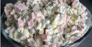 Защо е по-добре да изхвърлите някои продукти и да включите други в ежедневната си диета? Постепенното отхвърляне на нездравословната храна ще ви помогне да загубите излишни килограми и да се почувствате здрав и щастлив човек. Не е необходимо да гладувате и да редувате модерни диети, без траен ефект за фигурата ви. Добре е да си съставите списък не само с полезните продукти, а и с вредните. Това са храните, които трябва да изключим от менюто си при отслабване. Видове храни, които вредят за отслабване Какви храни трябва да се елиминират от диетата, за да отслабнете? Противно на общоприетото схващане, не е достатъчно да се откажете от много въглехидрати, за да започнете бързо да отслабвате. Списъкът с храни може да ви се стори изненадващо дълъг, но нито една от храните в него не е жизненоважна. За всичко можете да намерите здравословни и еднакво вкусни алтернативи. Така че, за диетата ви е добре да се откажете от следните продукти: Храни с подобрители на вкуса и изкуствени оцветители Съвременната реклама се научи да позиционира дори нездравословните продукти като полезни. Внимателното проучване на етикета ще ви помогне да избегнете попадането на тези трикове. Не бъдете мързеливи, за да прочетете състава – ако има трудни за произнасяне имена и буквено-цифрови индекси, трябва да внимавате, защото зад тях в много случаи се крият всякакви химически добавки. Като правило, колкото по-прости са компонентите и колкото по-малък е техният брой, толкова по-естествен е продуктът. Храните с изкуствени оцветители изглеждат по-апетитно и ви привличат, а подобрителите на вкуса ви карат да консумирате все повече и повече. Сладкарски изделия Торти, сладкиши, вафли и други продукти от брашно и захар са вкусни и примамливи, но и много вредни. Съдържат огромното количество захар и въглехидрати и са истинска калорийна бомба. Ако не можете да си представите живота без сладкиши, можете да замените вредните с полезни: бисквити с овесени ядки мед сушени плодове истински черен шоколад Рафинирани растителни масла След обработката и почистването в тях не остава нищо полезно, но има много мазнини. Невъзможно е напълно да се изключи маслото от диетата: те са средство получаване на витамини и минерали. Но е възможно и необходимо да замените вредните продукти с полезни. Сменете рафинираното слънчогледово масло със същото, но не рафинирано. Използвайте зехтин, кокосово масло, а има и други варианти. Мазно и пържено Методът на готвене също влияе върху съдържанието на калории и ползите от храната. Не е тайна, че пържените картофи са с високо съдържание на сол, мазнини и калории. Освен това мнозина добавят сирене или някакъв нездравословен сос към бързата храна, което прави картофите още по-питателни. Типична порция пържени картофи съдържа около 420 калории. Добавете 100 г сос от сирене и имате допълнителни 400 калории и 30 грама мазнини. Сол и захар Не, не бива да ги премахвате напълно диетата им. Първо, водносолевият баланс в тялото трябва да е перфектен. Второ, мозъкът обича глюкозата. Но е необходимо да се намали количеството на тяхното използване. Газирани напитки Редовната консумация на газирани напитки е вредна. Те не утоляват жаждата и не носят ползи за тялото. Имат високо съдържание на захар или изкуствени подсладители, а газираното също не е полезно за организма. Дори диетичната сода е заредена с изкуствени подсладители. По-добре пийте неподсладен чай или прясно изцеден плодов или зеленчуков сок. Обработени меса Преработеното месо обикновено съдържа нитрати и други химически добавки, които удължават живота му и подобряват вкуса и цвета му. Кренвирши, наденици и салами могат да се състоят от останки от животински части, смесени с много сол и мазнини. Яденето на преработено месо не само не носи ползи за здравето, а и спомага за трупането на килограми. Освен това увеличава риска от високо кръвно налягане и сърдечни заболявания. Можете да замените фабричните колбаси с домашно приготвени. Поне ще знаете какво точно съдържат. Мазни сосове и майонезени салати Майонезата е основният враг на стомаха, черния дроб и красивата фигура. Други фабрично приготвени сосове са също толкова лоши - те съдържат огромни количества нездравословни мазнини, въглехидрати, ароматизатори и консерванти. Не можете да си представите любимото си ястие без сос или кетчуп? Пригответе ги сами, в интернет има много полезни и бързи рецепти. Свикнали сме да приемаме, че салатите са нещо много здравословно и можем да ги консумираме в неограничени количества. Това е така за приготвените от пресни зеленчуци – зеле, спанак, краставици, зелена салата, домати, моркови и т.н. Има и друг вид салати, които са много вкусни, но не бива да ги включвате в менюто си, ако искате да отслабнете. Такива основно са салатите с добавка на майонеза, каквато е любимата за мнозина руска салата. Фастфуд Бързите храни, които можем да хапнем на крак, заемат голям дял от ежедневното хранене. Бургерите например обикновено комбинират месо, сирене, сосове и картофки. Да, вкусни са, бързо стават готови и са питателни. Но са враг на всяка диета. Подобен хамбургер може да се направи и у дома, като замените вредните продукти с полезни. Зърнени закуски Много от нас започват деня си с бързи за приготвяне зърнени закуски. От рекламата научаваме, че зърнените храни са идеални за отслабване и здравословен начин на живот. За съжаление, това не винаги е вярно. Някои закуски, особено мюсли за деца, съдържат: консерванти за удължаване срока на годност изкуствени оцветители аромати захар За да намерите правилната зърнена култура, изберете храни с високо съдържание на фибри без захар или добавки. Рафинирано бяло брашно В резултат на обработката и пречистването брашното губи част от полезните си свойства. В хлебните изделия най-бялото брашно в комбинация с мая дава отрицателен ефект: тежест в стомаха влошаване на състоянието на кожата постоянно усещане за подуване Изключвайки хлебните кифлички от диетата, веднага ще усетите лекота в тялото си. Това не означава автоматично да изключите хляба от менюто си, просто го заменете с пълнозърнест. Понички и мекици Те съчетават отрицателните свойства на бялото брашно, рафинираните мазнини и захарта. Пържените понички са с високо съдържание на наситени и транс-мазнини, които повишават лошия холестерол. Освен това една поничка е заредена с калории и захар, като същевременно има ниска хранителна стойност. Така че, ако ги обичате, 1-2 понички на месец е вашият лимит. Пържените мекици също не са вариант за вашата диета. Те обикновено се правят от бели брашна и поемат много мазнина при приготвянето им, а често се консумират с пудра захар или конфитюр. Чипсове и бисквитки Чипс, крекери, бисквити, солени ядки, пуканки. Всичко това е вкусно, приятно за хапване пред телевизора или на бюрото, и много вредно. Количеството хидрогенирани мазнини в такива продукти е извън лимита и високата им концентрация в организма води не само до няколко излишни килограма, но и до различни заболявания. Можете да замените цялото това удоволствие със сурови ядки и сушени плодове. Вредни съчетания на продукти Темата за правилното хранене и здравословния начин на живот е от интерес за всеки трети жител на нашата планета. И, разбира се, всички сме чували, че не всички продукти са съвместими. Не само вкусът на ястието, но и неговата полезност за нашето тяло пряко зависи от спазването на принципите на комбиниране на различни продукти помежду си. Определени комбинации нарушават добре координираната работа на храносмилането. Всичко това води до проблеми със стомаха, усещане за тежест, образуване на токсини и поява на наднормено тегло. Ето някои от най-вредните съчетания на храни: Картофи с месо Кой не обича картофи с месо! Но не си струва да консумирате едновременно протеини и въглехидрати, киселината се неутрализира от алкали и продуктите се усвояват слабо. Лошо усвоената храна се отлага в организма под формата на натрупване на токсини и мазнини, което води до наддаване на тегло и заболявания. Протеини с въглехидрати Не яжте плодове, картофи или хляб със сирене, месо или яйца. Храносмилането на въглехидратите и на протеините се извършва по различен начин. При комбинация на тези храни този процес се нарушава. Увеличава се киселинността в стомаха, спира въглехидратното храносмилане и се получава ферментиране в червата. Това може да доведе до болки в стомаха и подуване. Плодове с всякакви други продукти Важно правило е плодовете винаги да се ядат отделно. Те се абсорбират много бързо, но ако се консумират с друг вид храна или след хранене, могат да се задържат в стомаха за дълго време. Това води до ферментация, която може да увреди стените на стомашно-чревния тракт. Мляко и зърнени храни Млякото и зърнените храни съдържат голямо количество бързи въглехидрати, които предизвикват резки промени в нивата на кръвната захар. Когато нивото й отново се понижи, което с приема на подобни въглехидрати се случва бързо, човек започва да усеща глад около 30 минути след яденето на тези храни и затова иска нова порция въглехидрати. Постепенно ли да премахнем вредните храни или веднага? Списъкът на вредните за диетата ви храни е дълъг, но това не означава, че продуктите от този списък са нещо, което трябва да се изхвърли веднага. Ако сте на здравословна диета, опитайте се да сведете до минимум приема на нездравословни храни, а още по-добре да ги замените. Като начало трябва да се отбележи, че нито един продукт не трябва да бъде изключен веднъж завинаги от диетата. Факт е, че през годините тялото е свикнало с постъпващата храна и да я откаже рязко и решително означава да се изложи на стрес. Това няма да е полезно. За да отучите постепенно стомаха от нездравословна храна, струва си да следвате няколко препоръки: Намалете количеството нездравословна храна, но не се отказвайте напълно от нея Например, през първите шест месеца от прехода към правилно хранене, ще бъде възможно да се поглезите с любимата си вредна храна 1-2 пъти месечно. В противен случай, резкият отказ е изпълнен с гастрономически смущения, които определено няма да са от полза. Намерете алтернатива Всяка нездравословна храна може да има по-здравословна и еднакво вкусна алтернатива. Тя може да бъде домашно приготвена храна от съставки, които познавате. Вижте как се приготвят любимите ви ястия В интернет има много видеоклипове зад кулисите на кулинарния живот, които могат да развият отвращение към кетъринга като цяло и по-специално към бързото хранене. Мотивирайте се Здравото тяло, липсата на дискомфорт в стомашно-чревния тракт и намаляването на килограмите е най-доброто доказателство, че правите всичко правилно. В резултат на плавен преход от нездравословна храна към здравословно хранене, вие не само ще свалите тези излишни килограми, но и ще започнете да забелязвате качествени промени в собственото си благосъстояние.