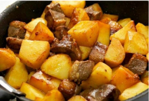 Защо е по-добре да изхвърлите някои продукти и да включите други в ежедневната си диета? Постепенното отхвърляне на нездравословната храна ще ви помогне да загубите излишни килограми и да се почувствате здрав и щастлив човек. Не е необходимо да гладувате и да редувате модерни диети, без траен ефект за фигурата ви. Добре е да си съставите списък не само с полезните продукти, а и с вредните. Това са храните, които трябва да изключим от менюто си при отслабване. Видове храни, които вредят за отслабване Какви храни трябва да се елиминират от диетата, за да отслабнете? Противно на общоприетото схващане, не е достатъчно да се откажете от много въглехидрати, за да започнете бързо да отслабвате. Списъкът с храни може да ви се стори изненадващо дълъг, но нито една от храните в него не е жизненоважна. За всичко можете да намерите здравословни и еднакво вкусни алтернативи. Така че, за диетата ви е добре да се откажете от следните продукти: Храни с подобрители на вкуса и изкуствени оцветители Съвременната реклама се научи да позиционира дори нездравословните продукти като полезни. Внимателното проучване на етикета ще ви помогне да избегнете попадането на тези трикове. Не бъдете мързеливи, за да прочетете състава – ако има трудни за произнасяне имена и буквено-цифрови индекси, трябва да внимавате, защото зад тях в много случаи се крият всякакви химически добавки. Като правило, колкото по-прости са компонентите и колкото по-малък е техният брой, толкова по-естествен е продуктът. Храните с изкуствени оцветители изглеждат по-апетитно и ви привличат, а подобрителите на вкуса ви карат да консумирате все повече и повече. Сладкарски изделия Торти, сладкиши, вафли и други продукти от брашно и захар са вкусни и примамливи, но и много вредни. Съдържат огромното количество захар и въглехидрати и са истинска калорийна бомба. Ако не можете да си представите живота без сладкиши, можете да замените вредните с полезни: бисквити с овесени ядки мед сушени плодове истински черен шоколад Рафинирани растителни масла След обработката и почистването в тях не остава нищо полезно, но има много мазнини. Невъзможно е напълно да се изключи маслото от диетата: те са средство получаване на витамини и минерали. Но е възможно и необходимо да замените вредните продукти с полезни. Сменете рафинираното слънчогледово масло със същото, но не рафинирано. Използвайте зехтин, кокосово масло, а има и други варианти. Мазно и пържено Методът на готвене също влияе върху съдържанието на калории и ползите от храната. Не е тайна, че пържените картофи са с високо съдържание на сол, мазнини и калории. Освен това мнозина добавят сирене или някакъв нездравословен сос към бързата храна, което прави картофите още по-питателни. Типична порция пържени картофи съдържа около 420 калории. Добавете 100 г сос от сирене и имате допълнителни 400 калории и 30 грама мазнини. Сол и захар Не, не бива да ги премахвате напълно диетата им. Първо, водносолевият баланс в тялото трябва да е перфектен. Второ, мозъкът обича глюкозата. Но е необходимо да се намали количеството на тяхното използване. Газирани напитки Редовната консумация на газирани напитки е вредна. Те не утоляват жаждата и не носят ползи за тялото. Имат високо съдържание на захар или изкуствени подсладители, а газираното също не е полезно за организма. Дори диетичната сода е заредена с изкуствени подсладители. По-добре пийте неподсладен чай или прясно изцеден плодов или зеленчуков сок. Обработени меса Преработеното месо обикновено съдържа нитрати и други химически добавки, които удължават живота му и подобряват вкуса и цвета му. Кренвирши, наденици и салами могат да се състоят от останки от животински части, смесени с много сол и мазнини. Яденето на преработено месо не само не носи ползи за здравето, а и спомага за трупането на килограми. Освен това увеличава риска от високо кръвно налягане и сърдечни заболявания. Можете да замените фабричните колбаси с домашно приготвени. Поне ще знаете какво точно съдържат. Мазни сосове и майонезени салати Майонезата е основният враг на стомаха, черния дроб и красивата фигура. Други фабрично приготвени сосове са също толкова лоши - те съдържат огромни количества нездравословни мазнини, въглехидрати, ароматизатори и консерванти. Не можете да си представите любимото си ястие без сос или кетчуп? Пригответе ги сами, в интернет има много полезни и бързи рецепти. Свикнали сме да приемаме, че салатите са нещо много здравословно и можем да ги консумираме в неограничени количества. Това е така за приготвените от пресни зеленчуци – зеле, спанак, краставици, зелена салата, домати, моркови и т.н. Има и друг вид салати, които са много вкусни, но не бива да ги включвате в менюто си, ако искате да отслабнете. Такива основно са салатите с добавка на майонеза, каквато е любимата за мнозина руска салата. Фастфуд Бързите храни, които можем да хапнем на крак, заемат голям дял от ежедневното хранене. Бургерите например обикновено комбинират месо, сирене, сосове и картофки. Да, вкусни са, бързо стават готови и са питателни. Но са враг на всяка диета. Подобен хамбургер може да се направи и у дома, като замените вредните продукти с полезни. Зърнени закуски Много от нас започват деня си с бързи за приготвяне зърнени закуски. От рекламата научаваме, че зърнените храни са идеални за отслабване и здравословен начин на живот. За съжаление, това не винаги е вярно. Някои закуски, особено мюсли за деца, съдържат: консерванти за удължаване срока на годност изкуствени оцветители аромати захар За да намерите правилната зърнена култура, изберете храни с високо съдържание на фибри без захар или добавки. Рафинирано бяло брашно В резултат на обработката и пречистването брашното губи част от полезните си свойства. В хлебните изделия най-бялото брашно в комбинация с мая дава отрицателен ефект: тежест в стомаха влошаване на състоянието на кожата постоянно усещане за подуване Изключвайки хлебните кифлички от диетата, веднага ще усетите лекота в тялото си. Това не означава автоматично да изключите хляба от менюто си, просто го заменете с пълнозърнест. Понички и мекици Те съчетават отрицателните свойства на бялото брашно, рафинираните мазнини и захарта. Пържените понички са с високо съдържание на наситени и транс-мазнини, които повишават лошия холестерол. Освен това една поничка е заредена с калории и захар, като същевременно има ниска хранителна стойност. Така че, ако ги обичате, 1-2 понички на месец е вашият лимит. Пържените мекици също не са вариант за вашата диета. Те обикновено се правят от бели брашна и поемат много мазнина при приготвянето им, а често се консумират с пудра захар или конфитюр. Чипсове и бисквитки Чипс, крекери, бисквити, солени ядки, пуканки. Всичко това е вкусно, приятно за хапване пред телевизора или на бюрото, и много вредно. Количеството хидрогенирани мазнини в такива продукти е извън лимита и високата им концентрация в организма води не само до няколко излишни килограма, но и до различни заболявания. Можете да замените цялото това удоволствие със сурови ядки и сушени плодове. Вредни съчетания на продукти Темата за правилното хранене и здравословния начин на живот е от интерес за всеки трети жител на нашата планета. И, разбира се, всички сме чували, че не всички продукти са съвместими. Не само вкусът на ястието, но и неговата полезност за нашето тяло пряко зависи от спазването на принципите на комбиниране на различни продукти помежду си. Определени комбинации нарушават добре координираната работа на храносмилането. Всичко това води до проблеми със стомаха, усещане за тежест, образуване на токсини и поява на наднормено тегло. Ето някои от най-вредните съчетания на храни: Картофи с месо Кой не обича картофи с месо! Но не си струва да консумирате едновременно протеини и въглехидрати, киселината се неутрализира от алкали и продуктите се усвояват слабо. Лошо усвоената храна се отлага в организма под формата на натрупване на токсини и мазнини, което води до наддаване на тегло и заболявания. Протеини с въглехидрати Не яжте плодове, картофи или хляб със сирене, месо или яйца. Храносмилането на въглехидратите и на протеините се извършва по различен начин. При комбинация на тези храни този процес се нарушава. Увеличава се киселинността в стомаха, спира въглехидратното храносмилане и се получава ферментиране в червата. Това може да доведе до болки в стомаха и подуване. Плодове с всякакви други продукти Важно правило е плодовете винаги да се ядат отделно. Те се абсорбират много бързо, но ако се консумират с друг вид храна или след хранене, могат да се задържат в стомаха за дълго време. Това води до ферментация, която може да увреди стените на стомашно-чревния тракт. Мляко и зърнени храни Млякото и зърнените храни съдържат голямо количество бързи въглехидрати, които предизвикват резки промени в нивата на кръвната захар. Когато нивото й отново се понижи, което с приема на подобни въглехидрати се случва бързо, човек започва да усеща глад около 30 минути след яденето на тези храни и затова иска нова порция въглехидрати. Постепенно ли да премахнем вредните храни или веднага? Списъкът на вредните за диетата ви храни е дълъг, но това не означава, че продуктите от този списък са нещо, което трябва да се изхвърли веднага. Ако сте на здравословна диета, опитайте се да сведете до минимум приема на нездравословни храни, а още по-добре да ги замените. Като начало трябва да се отбележи, че нито един продукт не трябва да бъде изключен веднъж завинаги от диетата. Факт е, че през годините тялото е свикнало с постъпващата храна и да я откаже рязко и решително означава да се изложи на стрес. Това няма да е полезно. За да отучите постепенно стомаха от нездравословна храна, струва си да следвате няколко препоръки: Намалете количеството нездравословна храна, но не се отказвайте напълно от нея Например, през първите шест месеца от прехода към правилно хранене, ще бъде възможно да се поглезите с любимата си вредна храна 1-2 пъти месечно. В противен случай, резкият отказ е изпълнен с гастрономически смущения, които определено няма да са от полза. Намерете алтернатива Всяка нездравословна храна може да има по-здравословна и еднакво вкусна алтернатива. Тя може да бъде домашно приготвена храна от съставки, които познавате. Вижте как се приготвят любимите ви ястия В интернет има много видеоклипове зад кулисите на кулинарния живот, които могат да развият отвращение към кетъринга като цяло и по-специално към бързото хранене. Мотивирайте се Здравото тяло, липсата на дискомфорт в стомашно-чревния тракт и намаляването на килограмите е най-доброто доказателство, че правите всичко правилно. В резултат на плавен преход от нездравословна храна към здравословно хранене, вие не само ще свалите тези излишни килограми, но и ще започнете да забелязвате качествени промени в собственото си благосъстояние.