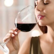 Чаша червено вино на ден за детокс и възстановяване