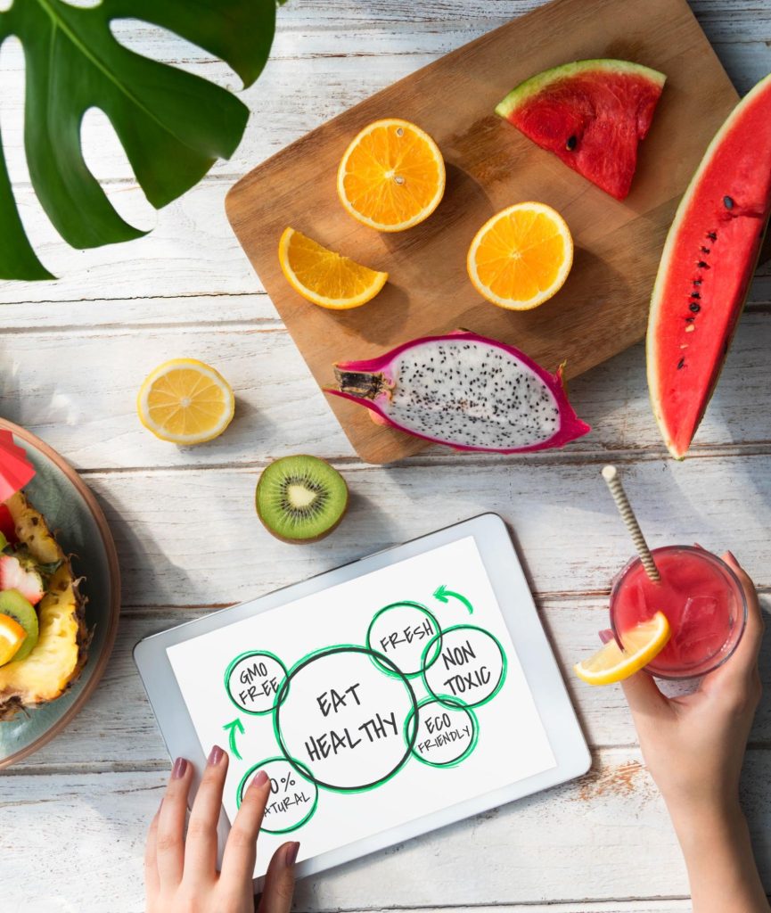 Упражнения за топене на мазнините около корема и ханша Приоритетът винаги се дава на храненето, но освен хранителен режим за сваляне на корем, трябва да имате и редовна физическа активност, защото нещата са комплексни. Когато сваляте килограми и настъпи отслабване в корема, не бихте искали той да бъде отпуснат и мек. Ако все още не знаете какви точно трябва да бъдат упраженията, с които да се преборите с телесните мазнини и да оформите релефен корем, ние ще ви предоставим едни от най-ефикасните тренировки за сваляне на корем. Тези упражнения са идеални за премахване на мазнини от корема, като обхващат много мускулни групи, но запомнете че е добре освен тях да ги съчетаете с кардио и умерени силови тренировки. Долната част на корема е една от най-трудните, да не казваме най-трудната част за топене на мазнини. За постигането на целта се изисква изключителна дисциплина, характер и постоянсвто. Ако искате да усетите истинско топене на мазнини в корема, спазвайте долните няколко простички упражнения за корем и резултатите няма да закъснеят. Динамичен планк с повдигане на таза Легнете на пода и повдигнете тялото до лактите и пръстите на краката ви. След това долепете ръцете си и дишайте докато повдигате седалището нагоре и издишайте когато се връщате в изходна позиция. Повдигане на крака от лег След като легнете по гръб, повдигнете леко раменете и главата си от пода, като държите ръцете си до тялото. Вдигнете краката си до оформянето на прав ъгъл с пода, след което бавно ги спуснете надолу. Динамичен страничен планк След като легнете на пода от едната страна, повдигнете тялото си, като се стараете да го държите на един лакът и на страната на крака. След това разпънете ръката нагоре и спускайте бедрата към пода без да го докосвате. Планински катерач с туист Застанете в поза за лицеви опори и повдигнете тялото си, като държите ръцете си изправени. Наведете лявото си коляно към дясната ръка, а след това дясното си коляно към лява ръка. Класичски коремни преси Седнете на земята, фиксирайте краката си и отпуснете тялото назад, като краката си оставите леко свити в коленете, а ръцете ги поставите на гърдите. Започнете да повдигате главата и горната и долната част на гърба от земята изправяйки торса си, като сте си стегнали коремните мускули максимално. Останете с лице напред и не накланяйте главата си прекомерно. След това вдишайте и бавно и контролирано се върнете в изходна позиция. Тези упражнения за долна част на корема, както и за горна е добре да се правят поне по 2-3 серии и 10-12 повторения минимум и да бъдат съчетани с добър режим на хранене, за да има максимален ефект. Тяхната цел е: Изчистване на мазнини на корема; Стягане на корем; Оформяне на плосък корем; Оформяне плочки на корема; За бързо отслабване в корема и др. Съвети и препоръки за по-бързо отслабване в корема Напълно е възможно подутият стомах и биреното коремче да са мираж с няколко простички здравословни промени. За целта ще имате нужда от ефективна диета и упражнения за стягане на корема. Ако искате да намалите значително сантиметрите около ханша и да усетите топене на мазнините по корема, яжте повече природни и натурални храни и се постарайте да имате по-добра физическа активност. Това ще ви гарантира приятни резултати. Опитайте се винаги да лягате навреме и липсата на пълноценна почивка през нощта да изчезне. Така ще избегнете хапването през нощта, а метаболизмът тогава е намален. За качествен сън са нужни минимум 7 часа, не правете компромиси защото сънят има значение. Старайте се да не пропускате хранения и яжте на всеки 4 часа. Сутрешното хранене е най-важно, тъй като ще ви държи сити, а тялото ви ще гори калории в стабилно темпо. Добре е когато ядете, да го правите бавно. Вместо да се нахвърлите върху храната и да я “излапате” на един дъх, дъвчете всяка хапка минимум 10-15 пъти и се наслаждавайте максимално. Обратното може да доведе до подуване, стомашни разстройства, газове. Не се отказвайте, защото с подходящата диета за бързо сваляне на корем като част от един здравословен начин на живот, могат да се постигнат невероятни резултати.