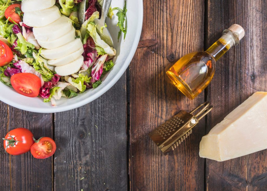 Салата с моцарела и зехтин