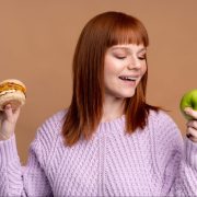 Жена избира здравословна храна за отслабване пред вредна такава.