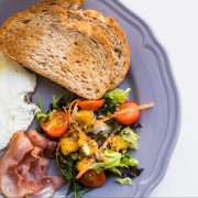 Примерна закуска по диета на Дюкан с препечен хляб, яйце, зеленчуци и шунка.