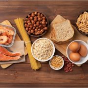 Различни видове храни, богати на протеини.