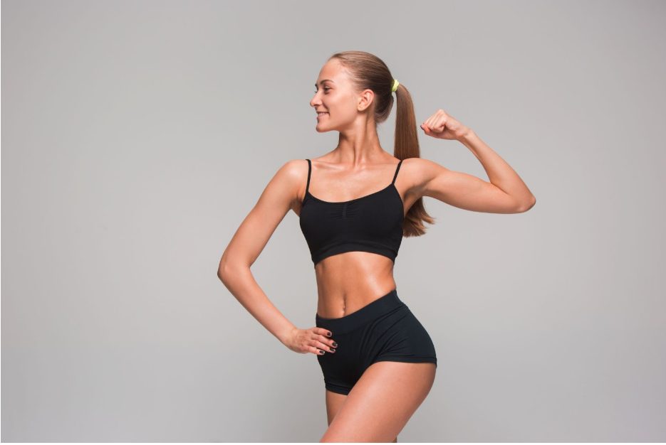 Жена с нормално телосложение и добра физическа форма.