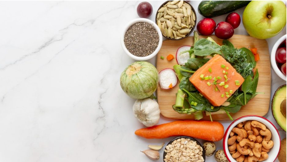 Плодове, зеленчуци, ядки и други здравословни храни.