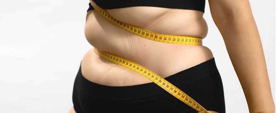 пълна жена си е увила корема с сантиметър