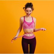 Жена на метаболитна диета мери обиколката на талията си.