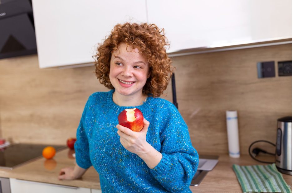 Жена, която спазва моно хранене с ябълки.