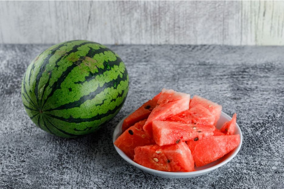 Цяла и нарязана диня 