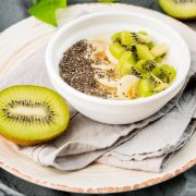 Киви с банани, мляко и чия за закуска.