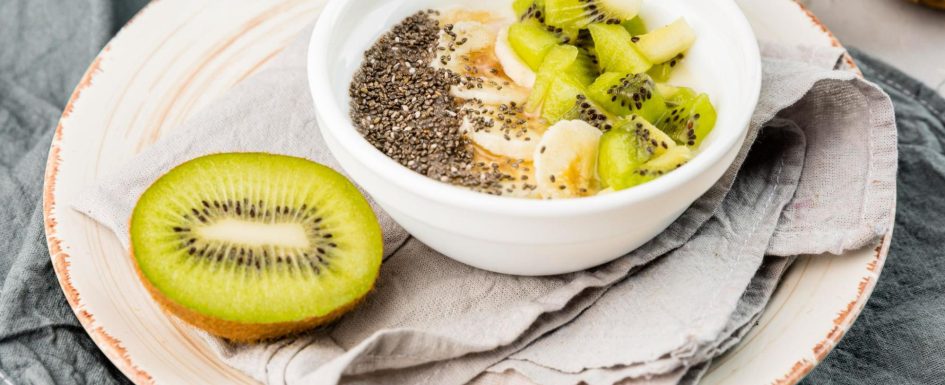 Киви с банани, мляко и чия за закуска.