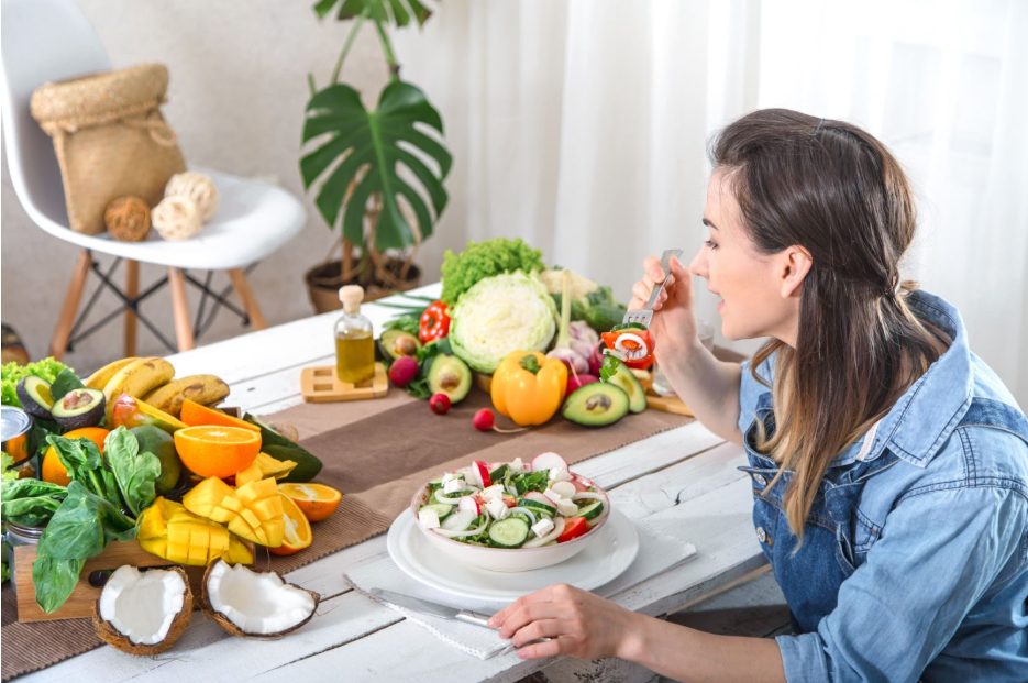 Жена се храни със свежа салата