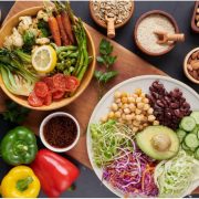 Полезни храни при противовъзпалителна диета - чушки, лимони, авокадо, ядки, семена, зеле и други.