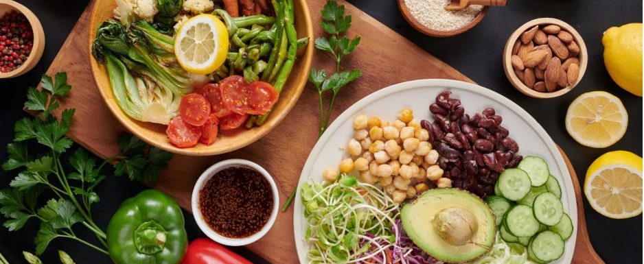 Полезни храни при противовъзпалителна диета - чушки, лимони, авокадо, ядки, семена, зеле и други.