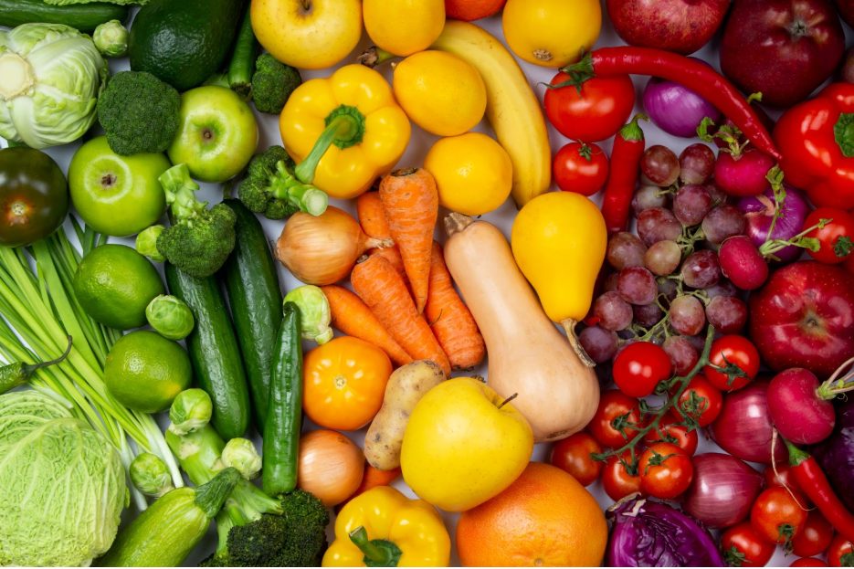 Броколи, грозде, моркови, чушки и други плодове и зеленчуци, подходящи при противовъзпалителна диета