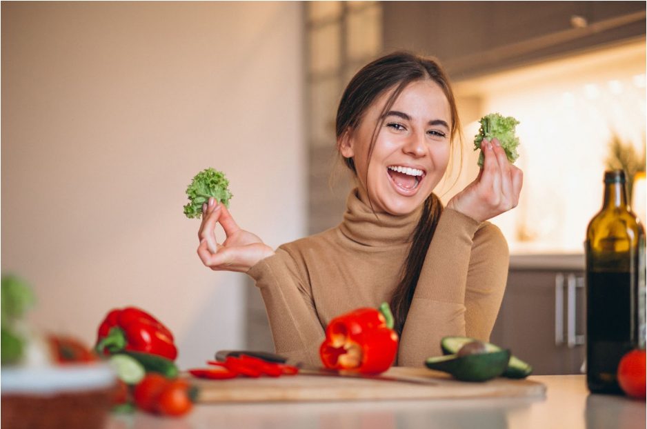Жена готви с храни, богати на витамин Е