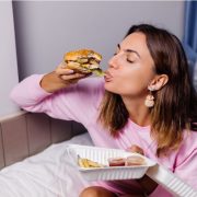 Жена яде нездравословна храна при стрес