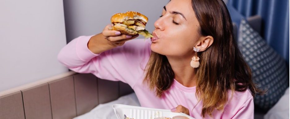 Жена яде нездравословна храна при стрес