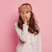 Изморена жена по пижама, която страда от безсъние