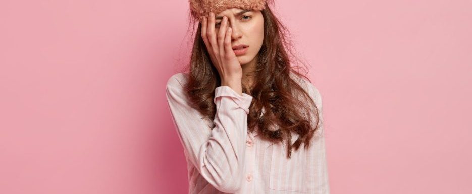 Изморена жена по пижама, която страда от безсъние