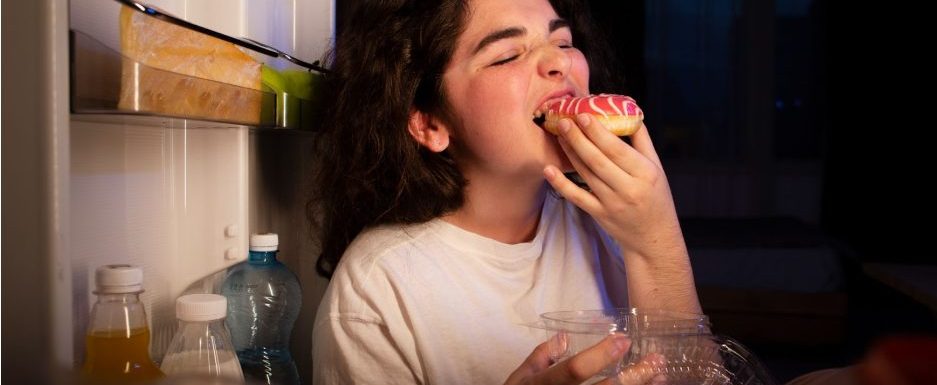 Жена на пода с кантар до нея