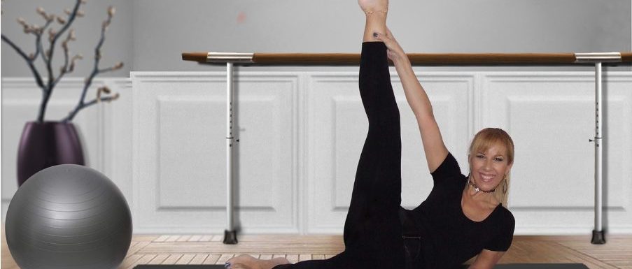 Усмихната жена прави упражнение с вдигнат крак върху постелка на пода.