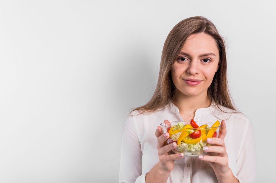 Жена държи купа със зеленчуци