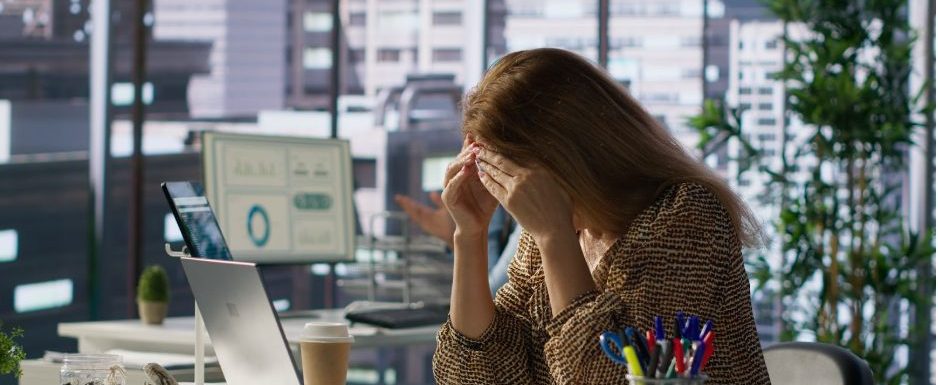 Изтощена жена на работното си място