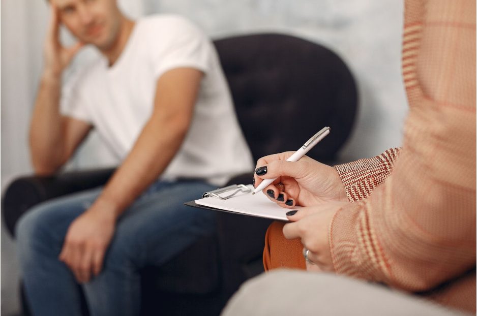 Мъж с бърнаут на преглед при специалист