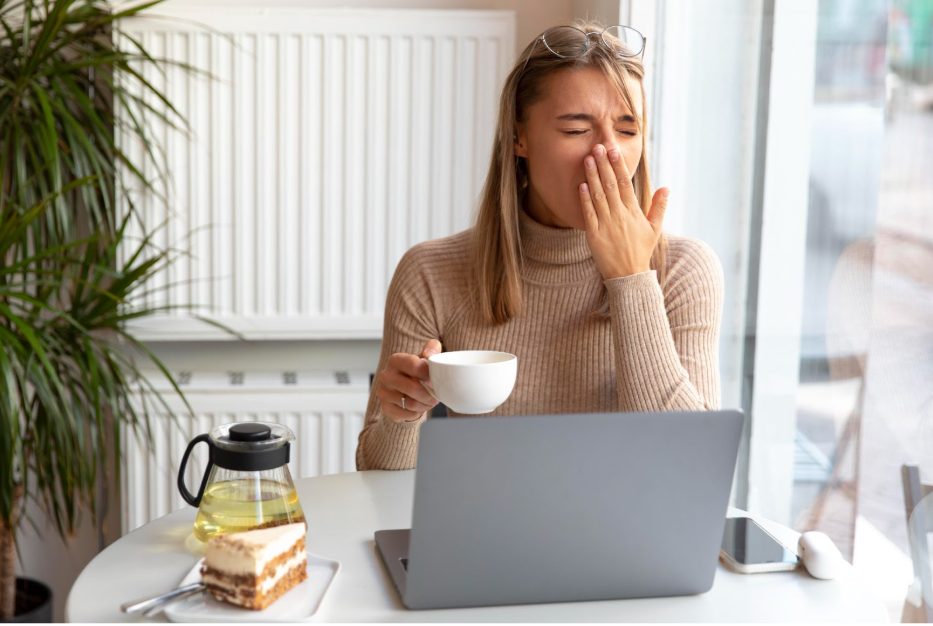 Жена се прозява по време на сутрешната си закуска