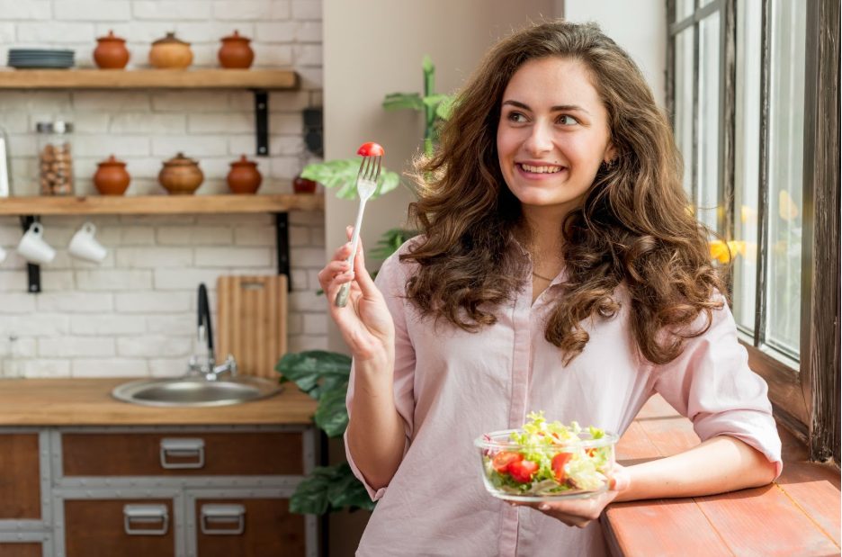 Жена яде зелена салата