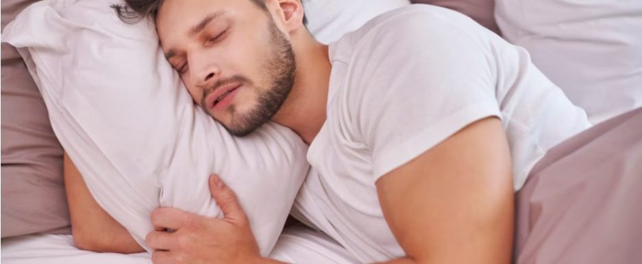 Мъж спи в леглото си