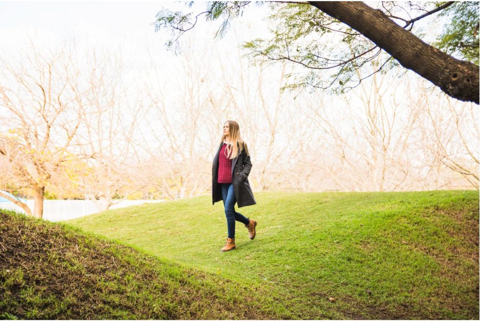 Жена се разхожда в парка