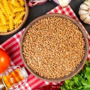 Купа с елда, макарони, домати и зехтин