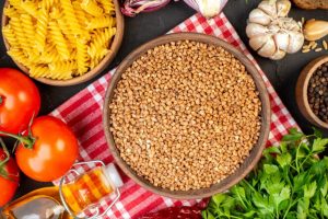 Купа с елда, макарони, домати и зехтин