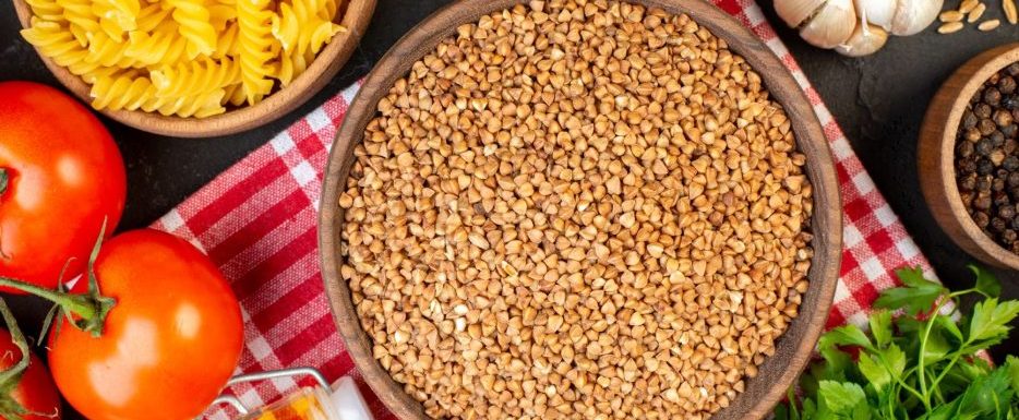 Купа с елда, макарони, домати и зехтин