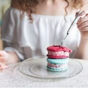 Жена с чиния с десерт пред себе си