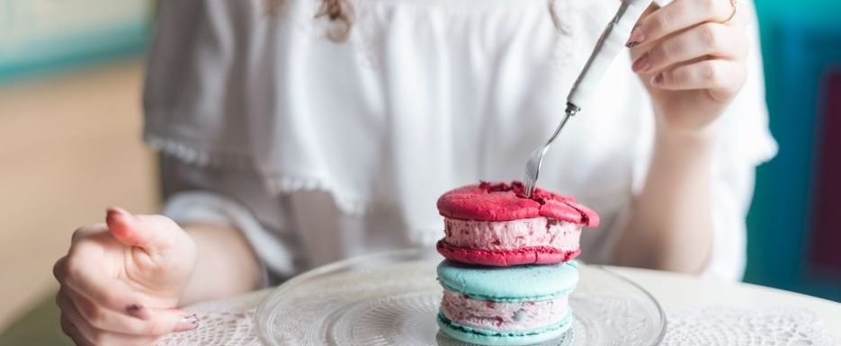 Жена с чиния с десерт пред себе си