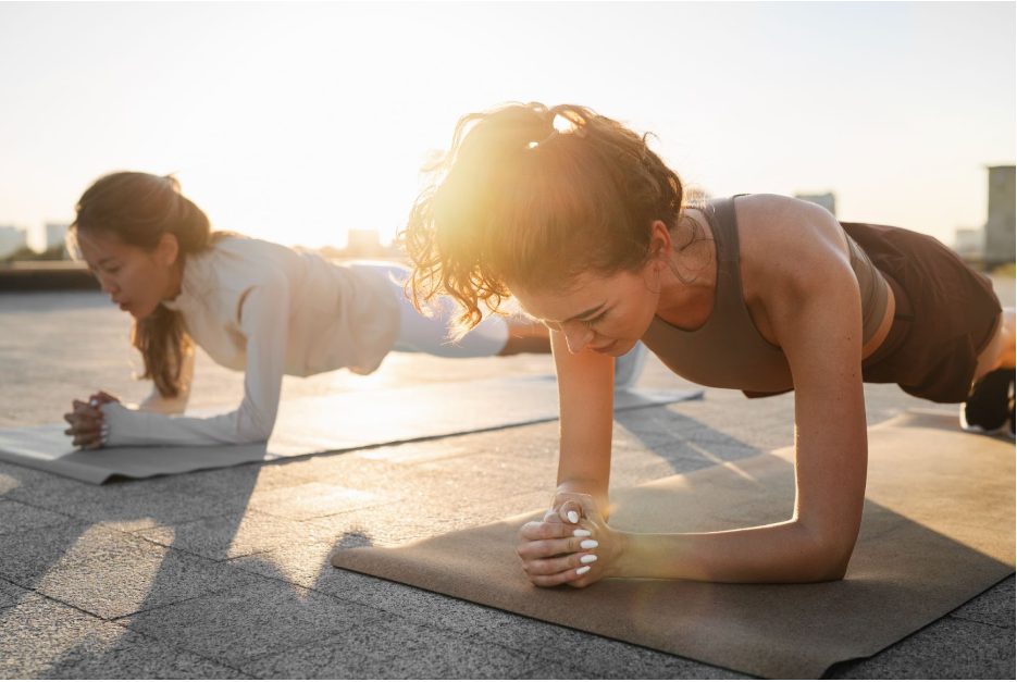 Две жени в поза планк