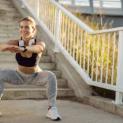 Жена прави клекове навън