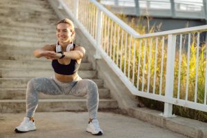 Жена прави клекове навън