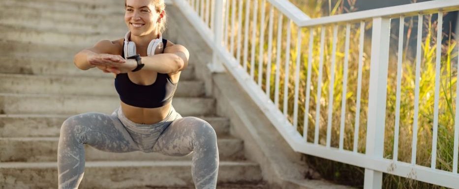 Жена прави клекове навън