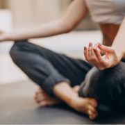 Жена готова за практика на йога