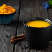 чаша с чай от куркума за отслабване