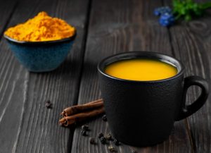 чаша с чай от куркума за отслабване